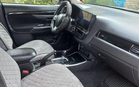 Mitsubishi Outlander III рестайлинг 3, 2018 год, 1 800 000 рублей, 14 фотография