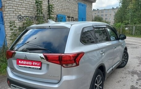 Mitsubishi Outlander III рестайлинг 3, 2018 год, 1 800 000 рублей, 4 фотография
