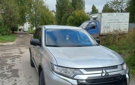 Mitsubishi Outlander III рестайлинг 3, 2018 год, 1 800 000 рублей, 2 фотография
