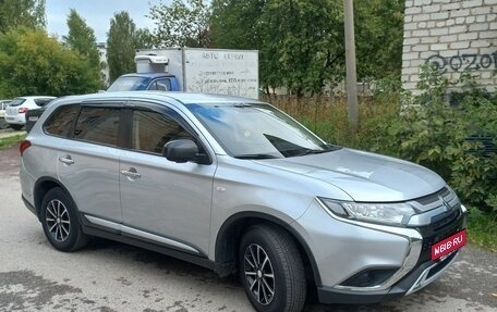 Mitsubishi Outlander III рестайлинг 3, 2018 год, 1 800 000 рублей, 3 фотография