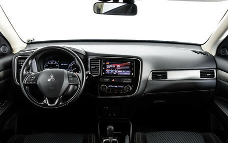 Mitsubishi Outlander III рестайлинг 3, 2018 год, 2 249 000 рублей, 10 фотография