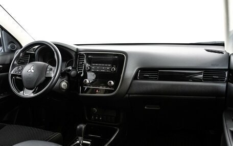 Mitsubishi Outlander III рестайлинг 3, 2022 год, 2 599 000 рублей, 10 фотография