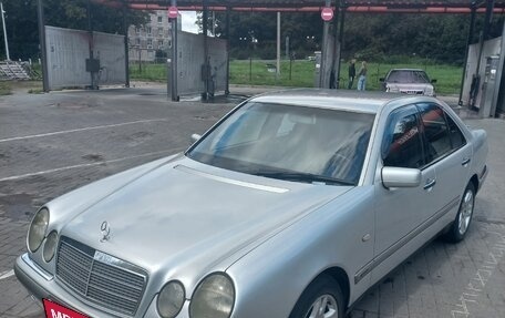 Mercedes-Benz E-Класс, 1999 год, 620 000 рублей, 1 фотография