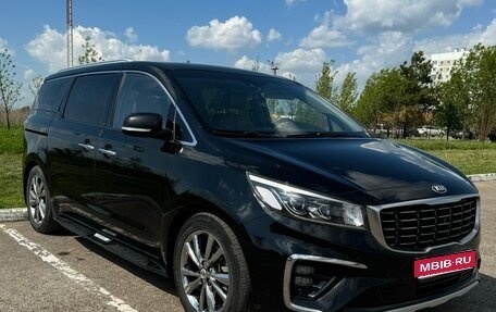 KIA Carnival III, 2018 год, 2 750 000 рублей, 1 фотография