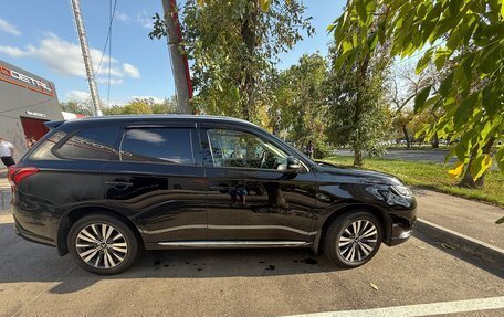 Mitsubishi Outlander III рестайлинг 3, 2022 год, 2 970 000 рублей, 7 фотография