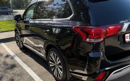 Mitsubishi Outlander III рестайлинг 3, 2022 год, 2 970 000 рублей, 3 фотография