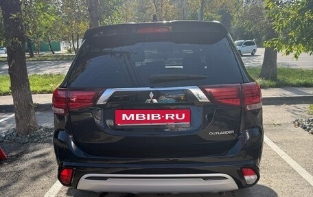 Mitsubishi Outlander III рестайлинг 3, 2022 год, 2 970 000 рублей, 4 фотография