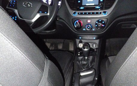 Hyundai Solaris II рестайлинг, 2018 год, 1 300 000 рублей, 12 фотография