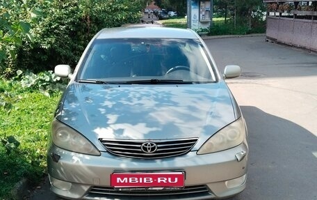 Toyota Camry V40, 2005 год, 690 000 рублей, 1 фотография