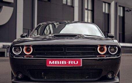 Dodge Challenger III рестайлинг 2, 2021 год, 4 650 000 рублей, 1 фотография