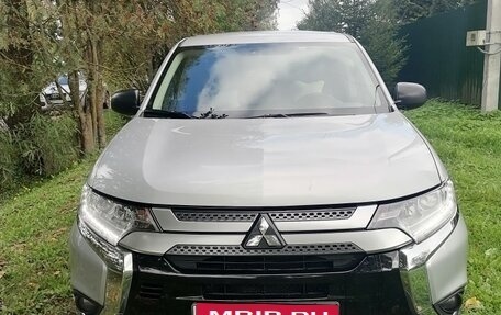 Mitsubishi Outlander III рестайлинг 3, 2019 год, 2 000 000 рублей, 1 фотография