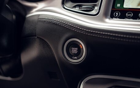Dodge Challenger III рестайлинг 2, 2021 год, 4 650 000 рублей, 21 фотография