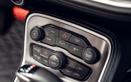 Dodge Challenger III рестайлинг 2, 2021 год, 4 650 000 рублей, 22 фотография