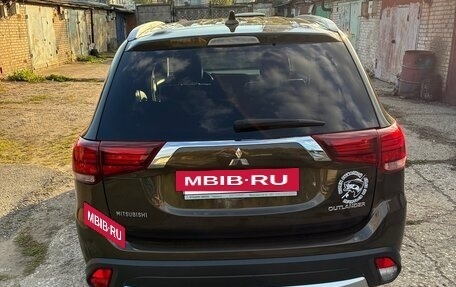 Mitsubishi Outlander III рестайлинг 3, 2017 год, 1 899 000 рублей, 4 фотография