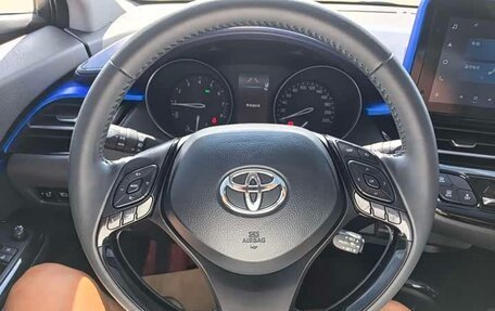 Toyota C-HR I рестайлинг, 2022 год, 1 500 000 рублей, 10 фотография