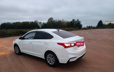 Hyundai Solaris II рестайлинг, 2017 год, 800 000 рублей, 3 фотография