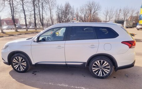 Mitsubishi Outlander III рестайлинг 3, 2019 год, 2 250 000 рублей, 3 фотография