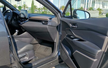 Toyota C-HR I рестайлинг, 2023 год, 3 300 000 рублей, 11 фотография