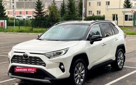 Toyota RAV4, 2020 год, 3 890 000 рублей, 2 фотография