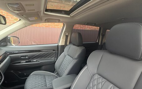 Mitsubishi Outlander III рестайлинг 3, 2022 год, 3 500 000 рублей, 6 фотография