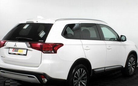 Mitsubishi Outlander III рестайлинг 3, 2020 год, 2 250 000 рублей, 5 фотография