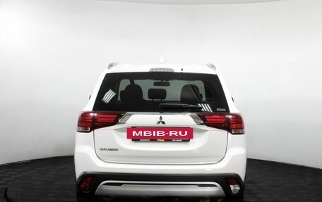 Mitsubishi Outlander III рестайлинг 3, 2020 год, 2 250 000 рублей, 6 фотография