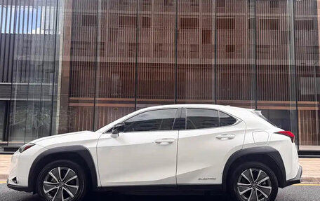 Lexus UX I, 2022 год, 1 800 777 рублей, 3 фотография