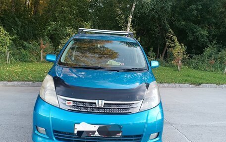 Toyota ISis I, 2005 год, 700 000 рублей, 2 фотография