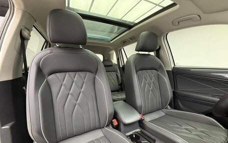 Volkswagen Tiguan II, 2021 год, 2 899 777 рублей, 10 фотография