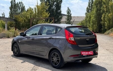 Hyundai Solaris II рестайлинг, 2015 год, 897 000 рублей, 2 фотография