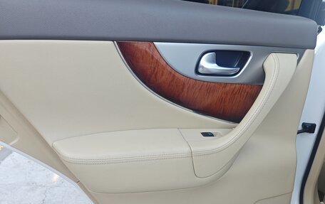 Infiniti QX70, 2015 год, 2 300 000 рублей, 16 фотография