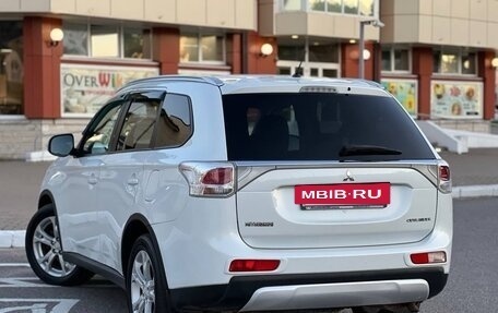 Mitsubishi Outlander III рестайлинг 3, 2014 год, 935 000 рублей, 4 фотография