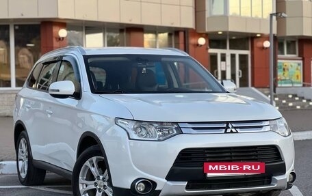 Mitsubishi Outlander III рестайлинг 3, 2014 год, 935 000 рублей, 2 фотография