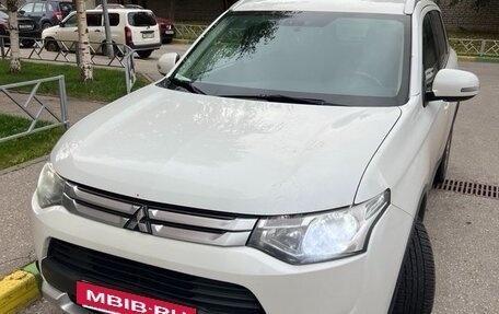 Mitsubishi Outlander III рестайлинг 3, 2014 год, 1 490 000 рублей, 3 фотография