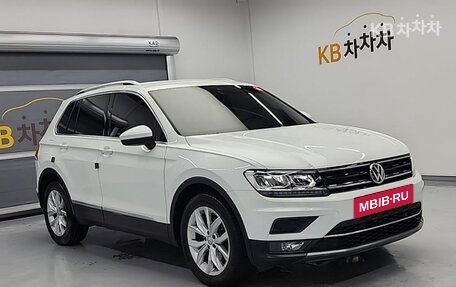 Volkswagen Tiguan II, 2020 год, 2 380 000 рублей, 3 фотография