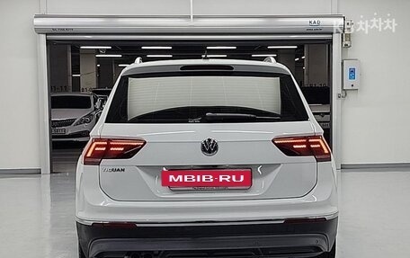 Volkswagen Tiguan II, 2020 год, 2 380 000 рублей, 2 фотография