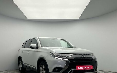 Mitsubishi Outlander III рестайлинг 3, 2018 год, 1 720 000 рублей, 3 фотография