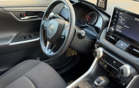 Toyota RAV4, 2021 год, 3 200 000 рублей, 14 фотография