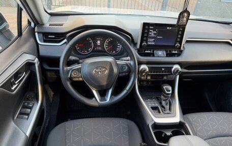 Toyota RAV4, 2021 год, 3 200 000 рублей, 13 фотография