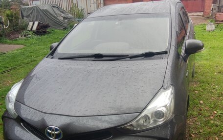 Toyota Prius Alpha I (ZVW40/41), 2015 год, 1 600 000 рублей, 2 фотография