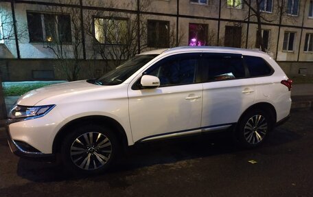 Mitsubishi Outlander III рестайлинг 3, 2018 год, 1 750 000 рублей, 3 фотография