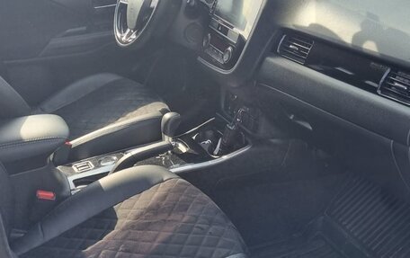 Mitsubishi Outlander III рестайлинг 3, 2018 год, 1 750 000 рублей, 7 фотография