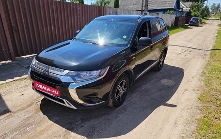 Mitsubishi Outlander III рестайлинг 3, 2018 год, 2 100 000 рублей, 2 фотография