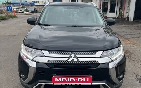 Mitsubishi Outlander III рестайлинг 3, 2019 год, 2 150 000 рублей, 3 фотография