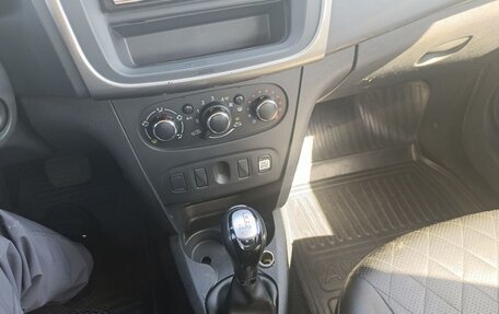 Renault Logan II, 2019 год, 745 000 рублей, 6 фотография