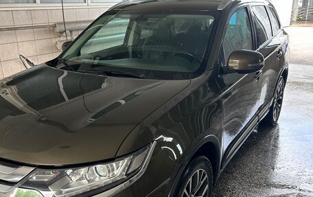 Mitsubishi Outlander III рестайлинг 3, 2016 год, 1 800 000 рублей, 3 фотография