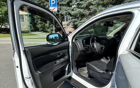 Mitsubishi Outlander III рестайлинг 3, 2016 год, 1 800 000 рублей, 2 фотография