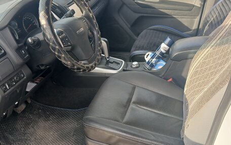 Isuzu D-Max II, 2019 год, 2 999 999 рублей, 8 фотография