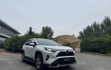 Toyota RAV4, 2021 год, 2 630 000 рублей, 2 фотография