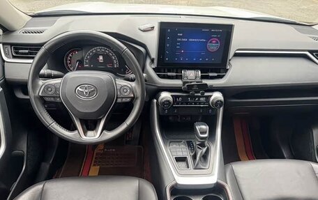 Toyota RAV4, 2021 год, 2 630 000 рублей, 9 фотография
